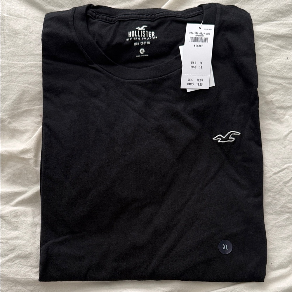 Hollister Men's Tee in Classic Black